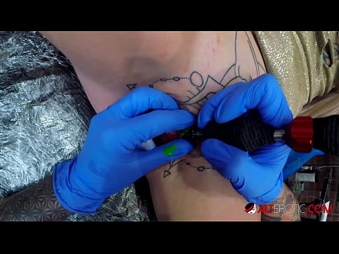 ❤️ Extremamente tatuada, a brasa Sully Savage fez uma tatuagem em seu clítoris ️❌ Sexo superior em porno pt-br.dreamlandpassionfever.ru ❌️